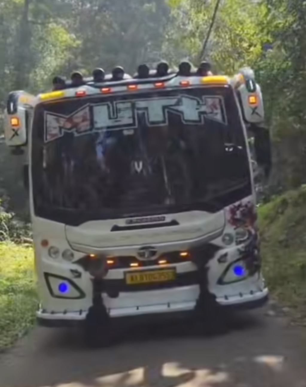 Tourist bus pappanamcode thiruvananthapuram, Traveller pappanamcode, Hey Taxi