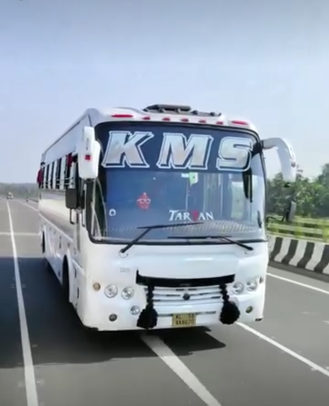 Tourist bus thalassery, traveller Thalassery, KMS Holidays 