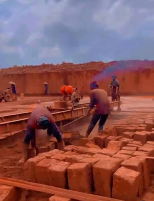  Red stone dealer in Kerala,Kannur Red Stone dealer in Kerala, its own quarry കണ്ണൂർ ചെങ്കല്ല് ഇടനിലക്കാരില്ലാതെ സൈറ്റിൽ നേരിട്ട് എത്തിച്ചു കൊടുക്കുന്നു അതും സ്വന്തം കോറിയിൽ നിന്ന്,MT RED STONE 