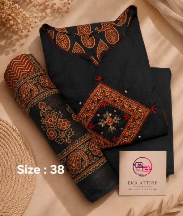 Women clothing store in calicut,Premium cotton kurtas sale in calicut,Cotton kurtas Handloom sarees Salwar sets Ajraks in calicut,Eka Attire 